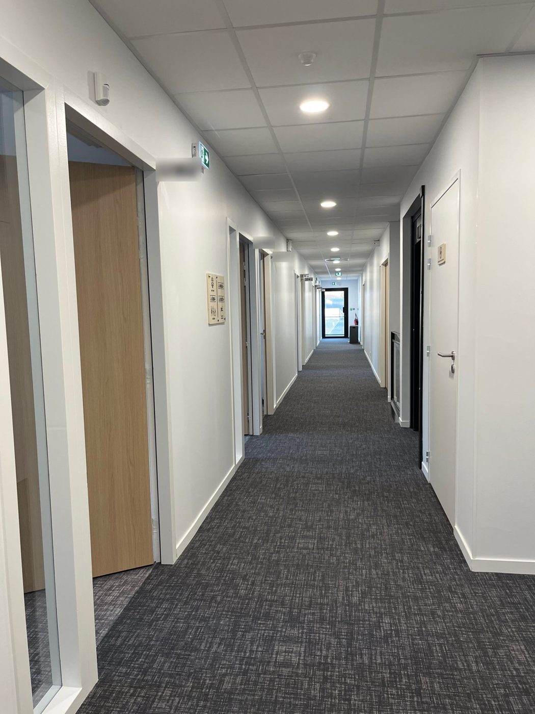 Couloir des bureaux de STRUKTURA Vendée