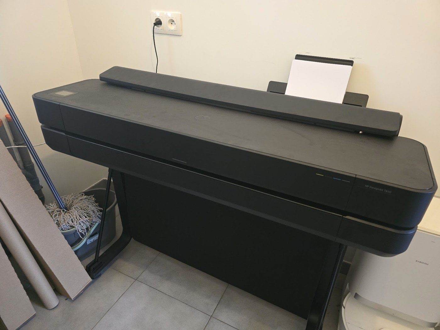 Traceur de plans dans les bureaux de STRUKTURA Vendée aux Sables-d'Olonne